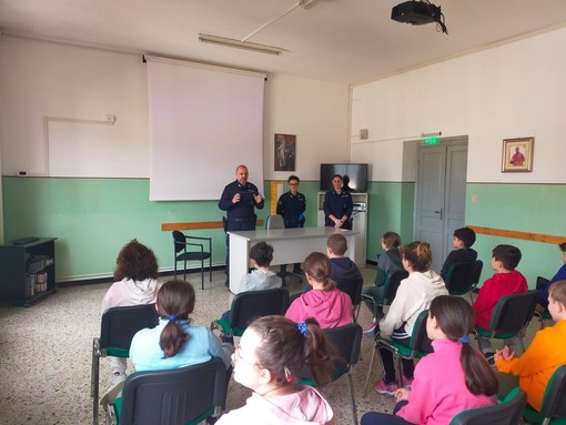 La polizia penitenziaria di Imperia incontra gli studenti, lezione di legalità La polizia penitenziaria di Imperia incontra gli studenti, lezione di legalità
