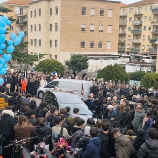 Imperia, Cristo Re gremita per l’addio a Gabriele Capone