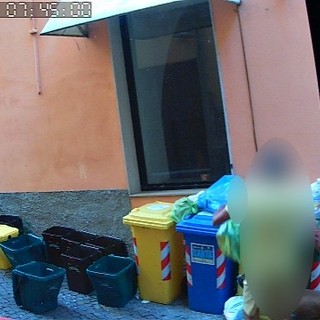 Imperia: ripresi mentre gettano rifiuti su mastelli altrui, un cittadino scrive all'assessore Gagliano