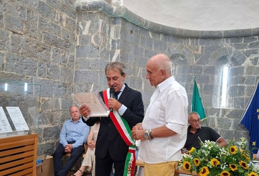 Una comunità in festa a Lingueglietta per i vent'anni da sindaco di Filippo Guasco