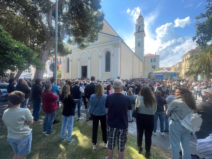 A Diano Marina ultimo saluto in musica a Valerio Abbo il cantante-albergatore morto in un incidente