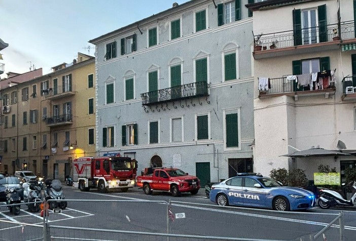 Pompieri e polizia al loro arrivo in via Des Geneys