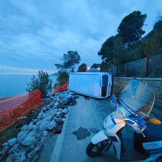 Imperia: si ribalta con un furgone finendo in un cantiere, donna rimane ferita (foto)