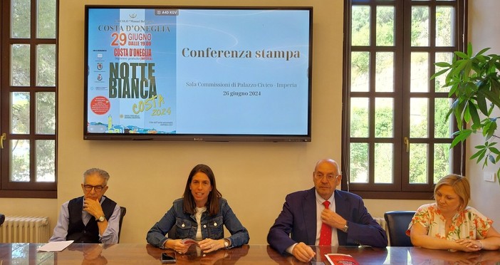 La notte di Costa d'Oneglia si tinge dei colori della bandiera argentina (video)