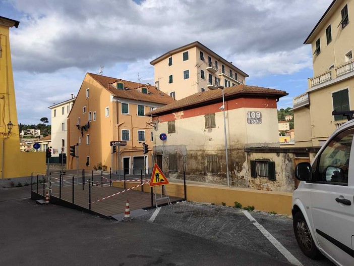 Fondura, tensione crescente nell’area dell’ex passaggio a livello: “Situazione fuori controllo”