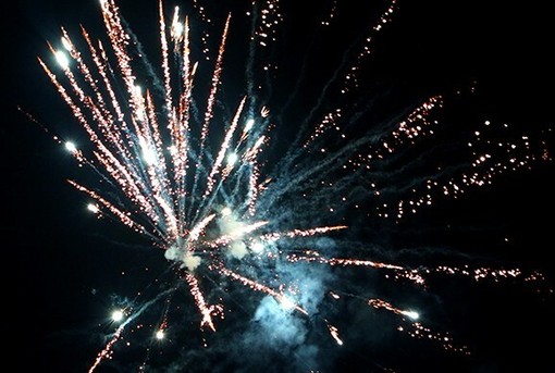 Notte fonda a Imperia e c'è chi festeggia con i fuochi d'artificio fuorilegge Notte fonda a Imperia e c'è chi festeggia con i fuochi d'artificio fuorilegge
