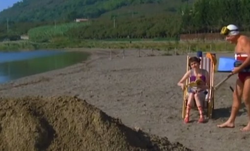 E LA CHIAMANO ESTATE... La "pericolosissima" buchetta sulla spiaggia del Prino