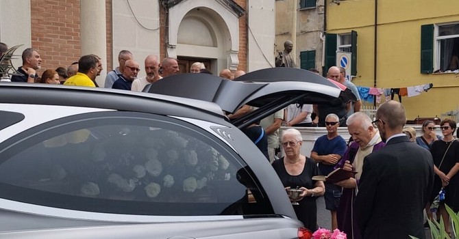 Imperia, folla per l’ultimo saluto ad Andrea Ricci