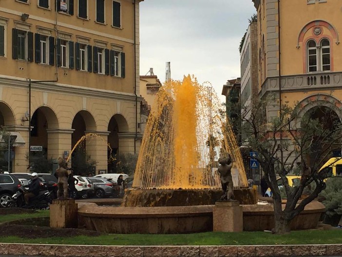 Giornata Internazionale della Donna,  Palazzo Civico e la fontana di piazza Dante si illuminano di giallo