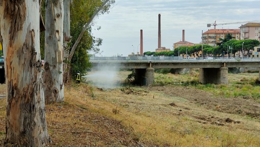 Imperia, operaio trancia un tubo del gas mentre pulisce il torrente: mobilitazione di soccorsi in via Argine sinistro (foto e video)