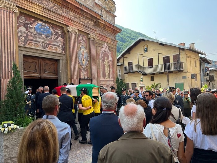 Vernante e la GdF piangono Michele Pellegrino morto a Ventimiglia, avvolto nel Tricolore e portato dai colleghi