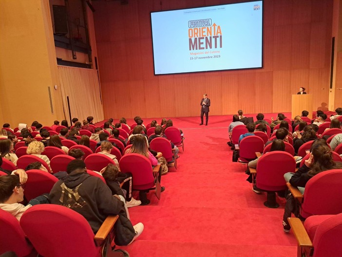 Orientamenti, l’assessore regionale Marco Scajola incontra le 500 ‘Bussole’ del festival