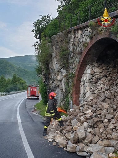 Frana a Garessio lungo il Colle di Nava, intervento dei vigili del fuoco e tecnici Anas