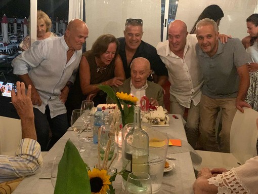 Francesco Dente circondato dai suoi cari Francesco Dente circondato dai suoi cari