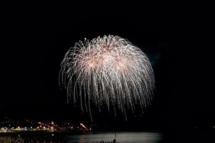 I fuochi illuminano il cielo di Diano Marina per festeggiare la Madonna del Carmine