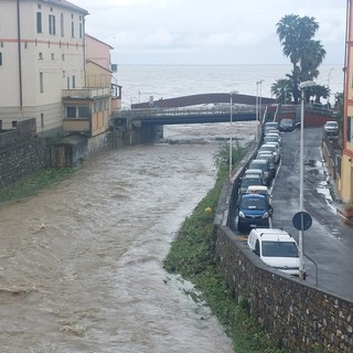 Imperia sott'acqua: allagamenti e disagi per il maltempo. Oltre il primo livello di guardia l’Impero a Pontedassio (video). In aggiornamento