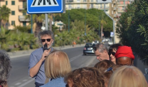 Flash mob contro il 'Bosco urbano' sul lungomare Vespucci: chieste più trasparenza e valutazioni sul traffico Flash mob contro il 'Bosco urbano' sul lungomare Vespucci: chieste più trasparenza e valutazioni sul traffico