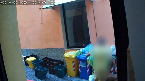 Imperia: ripresi mentre gettano rifiuti su mastelli altrui, un cittadino scrive all'assessore Gagliano Imperia: ripresi mentre gettano rifiuti su mastelli altrui, un cittadino scrive all'assessore Gagliano