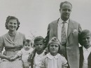 La famiglia Scajola in una rara foto: in piedi Ferdinando, padre dell’attuale sindaco e a sua volta stimato primo cittadino  nel dopoguerra