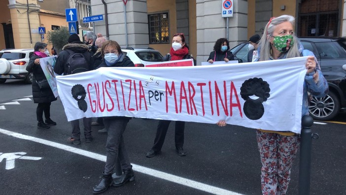 Flash mob per Martina Rossi a Imperia organizzato da 'Non una di meno': "Giustizia per le vittime di femminicidio" (foto) Flash mob per Martina Rossi a Imperia organizzato da 'Non una di meno': "Giustizia per le vittime di femminicidio" (foto)