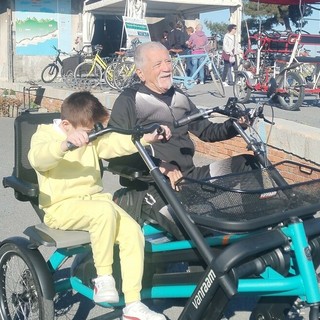 La Giraffa a Rotelle in vetrina a San Lorenzo con la nuova “Bicicletta Aspasso bike”