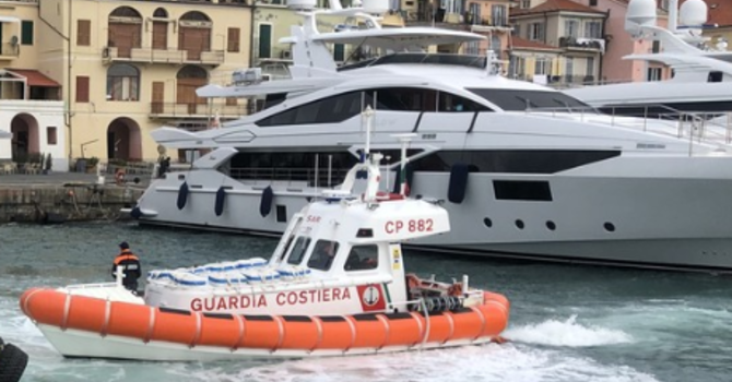 Bagnante in difficoltà davanti al Koko Beach, salvato dalla Guardia Costiera di Imperia Bagnante in difficoltà davanti al Koko Beach, salvato dalla Guardia Costiera di Imperia