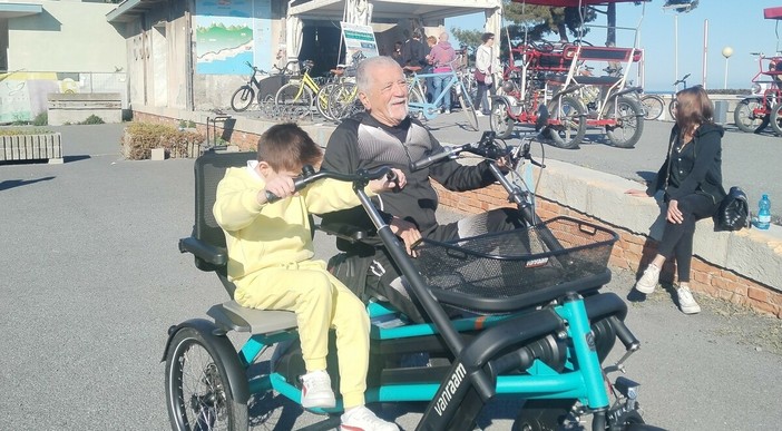 La Giraffa a Rotelle in vetrina a San Lorenzo con la nuova “Bicicletta Aspasso bike”