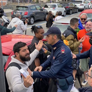 Sanremo Pride: polizia allontana uomo che protestava agitando una Bibbia