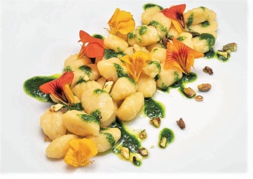Cucina con i fiori: il 6 novembre una cena speciale al ristorante albergo Da Gin Castelbianco