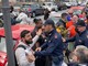 Sanremo Pride: polizia allontana uomo che protestava agitando una Bibbia Sanremo Pride: polizia allontana uomo che protestava agitando una Bibbia