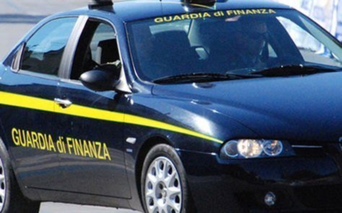 4 AGOSTO 1973. Stangata della finanza contro le magliette con pubblicità a sigarette e fumo 4 AGOSTO 1973. Stangata della finanza contro le magliette con pubblicità a sigarette e fumo