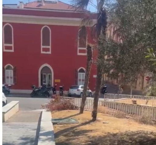 Una frame del video
