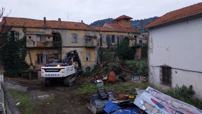 Giro dei galli, le immagini dell'inizio della demolizione (video)