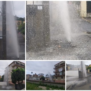 Imperia: esplode tubo della rete idrica, geyser di alcuni metri in via Colombera (foto e video)
