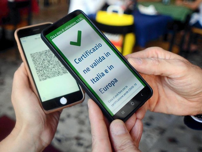 Obbligo vaccinale agli over 50 e super green pass per andare dal parrucchiere e dall'estetista: terminata la cabina di regia del Governo