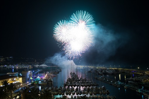 Fuochi d'artificio a Sanremo in occasione della partenza della 67a edizione della Giraglia Rolex Cup