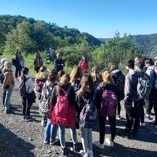 Gli alunni della scuola secondaria di San Lorenzo al Mare in gita al casone dei partigiani