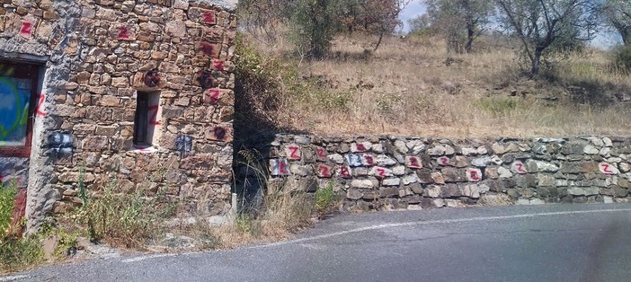Gli ucraini della provincia di Imperia firmano contro le centinaia di 'Z' sulla strada per Vasia: "Chiediamo la rimozione della propaganda bellica russa" (foto) Gli ucraini della provincia di Imperia firmano contro le centinaia di 'Z' sulla strada per Vasia: "Chiediamo la rimozione della propaganda bellica russa" (foto)
