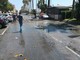 Imperia: esplode tubatura in spianata Borgo Peri, geyser di almeno 15 metri danneggia auto posteggiate (Foto e Video)