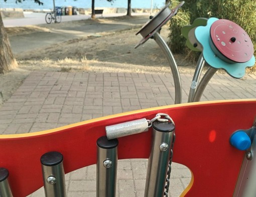 Parchetto della Giraffa a Imperia, nuovo atto di vandalismo: danneggiato ancora il gioco sonoro Parchetto della Giraffa a Imperia, nuovo atto di vandalismo: danneggiato ancora il gioco sonoro