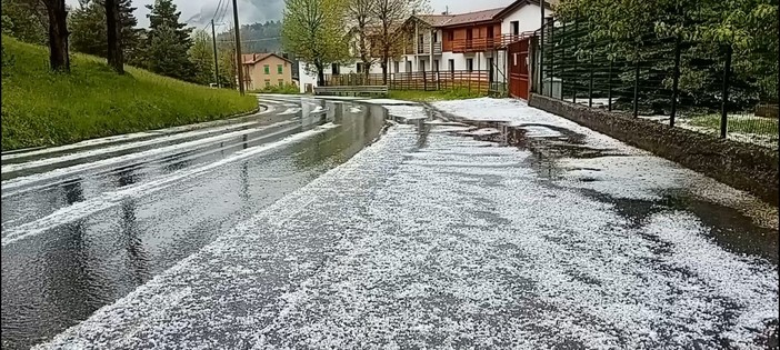 Maltempo, il Colle di Nava imbiancato dalla grandine (foto e video)