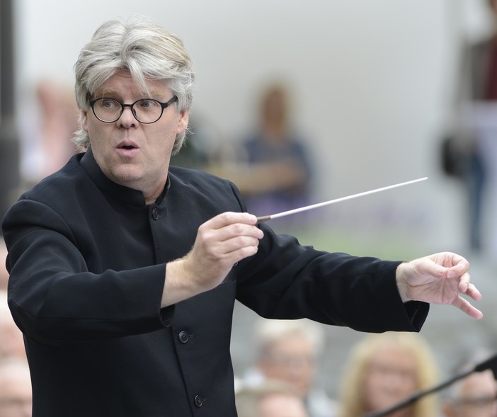 Il M° Gudni Emilsson dirige l'Orchestra Sinfonica di Sanremo nell'ambito del Premio 'Cento anni da qui' di Confindustria