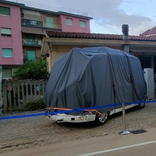 LA GRAFFIATA. Clamoroso a Imperia. Per i 50 anni di "Amici Miei" è arrivato in ciclabile il figlio del Perozzi con il Van