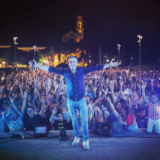 Lo showman Gianni Rossi anima la serata a Diano Marina