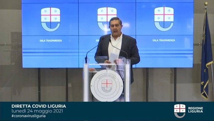 Coronavirus, stasera le prenotazioni del vaccino Astrazeneca per gli over 18, Toti: "Mi prenoterò anch'io" Coronavirus, stasera le prenotazioni del vaccino Astrazeneca per gli over 18, Toti: "Mi prenoterò anch'io"