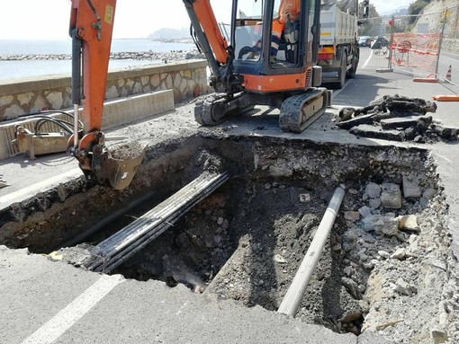 Nuova rottura dell'acquedotto e rubinetti a secco nel dianese: la falla in via Torino, operai al lavoro