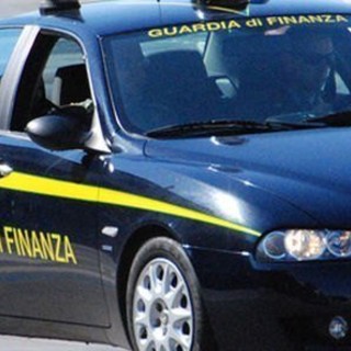 4 AGOSTO 1973.  Stangata della finanza contro le magliette con pubblicità a sigarette e fumo