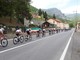 Il Giro d'Italia in transito davanti al Sacrario degli Alpin sul Col di Nava, il ricordo del loro sacrificio