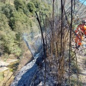 Giornata di fuoco a Ponti di Pornassio: brucia oltre un ettaro di bosco. Pompieri e volontari al lavoro per oltre 10 ore