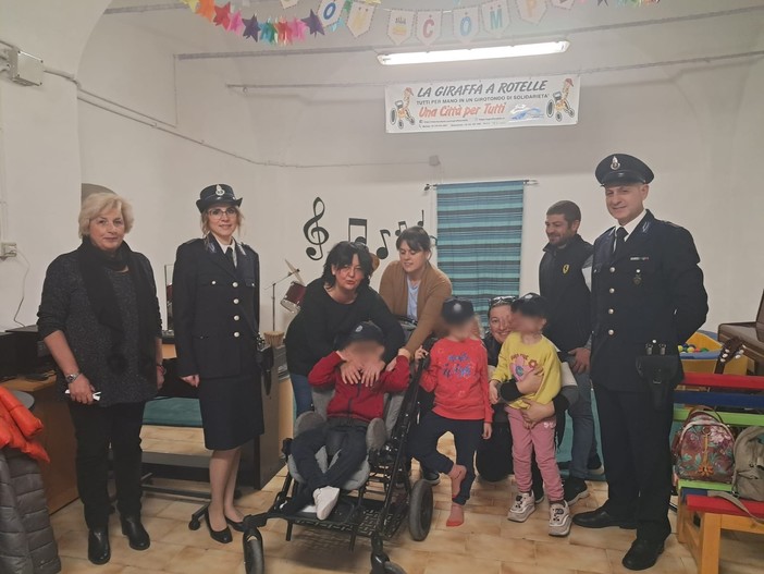 La polizia penitenziaria di Imperia porta doni ai bambini della "Giraffa" La polizia penitenziaria di Imperia porta doni ai bambini della "Giraffa"